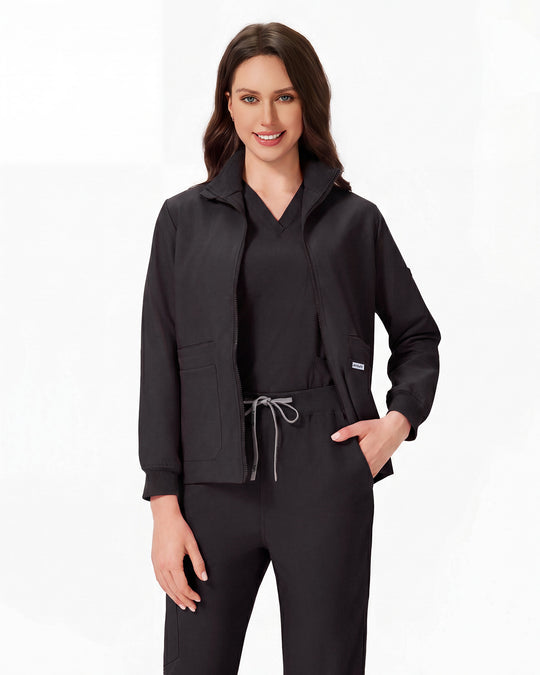 Chaqueta negro medio abierta sobre top interior