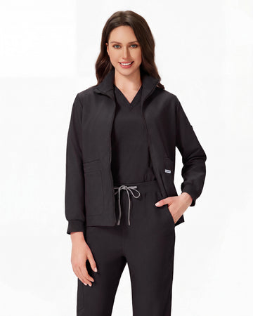 Chaqueta negro medio abierta sobre top interior