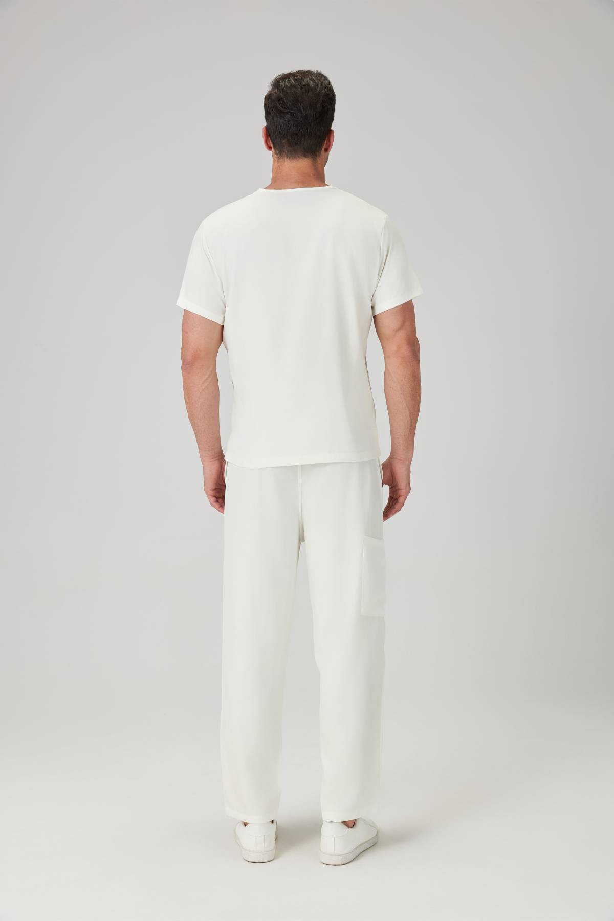 Bata quirúrgica para hombre JelriSoFit® - Crema, modelo mostrado de espaldas
