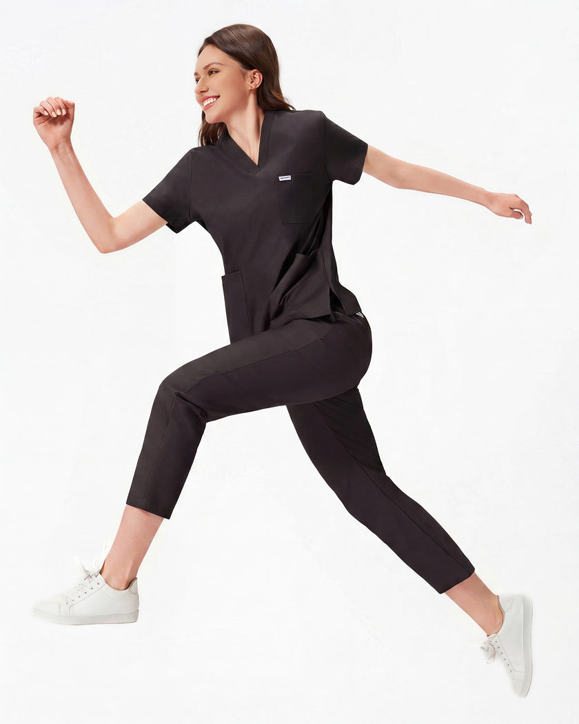 Top manga corta negro con pantalones en movimiento