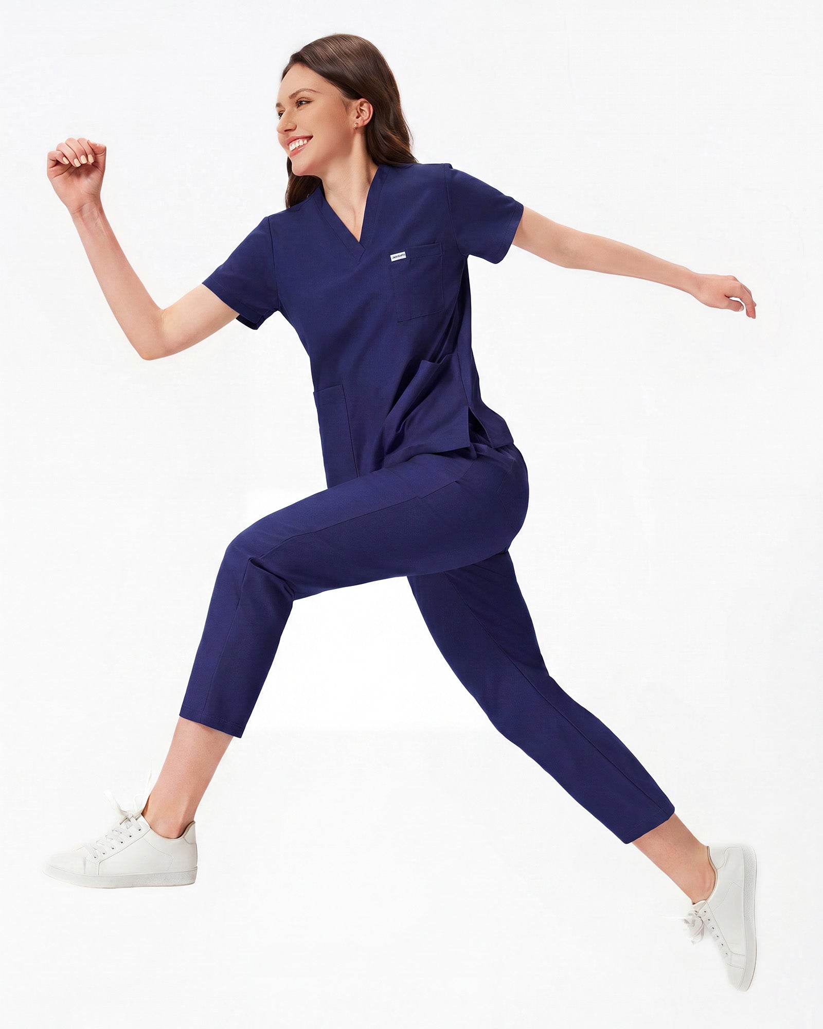 Top manga corta azul marino con pantalones en movimiento