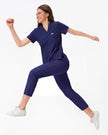 Top manga corta azul marino con pantalones en movimiento