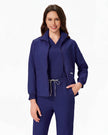 Chaqueta azul marino medio abierta sobre top interior