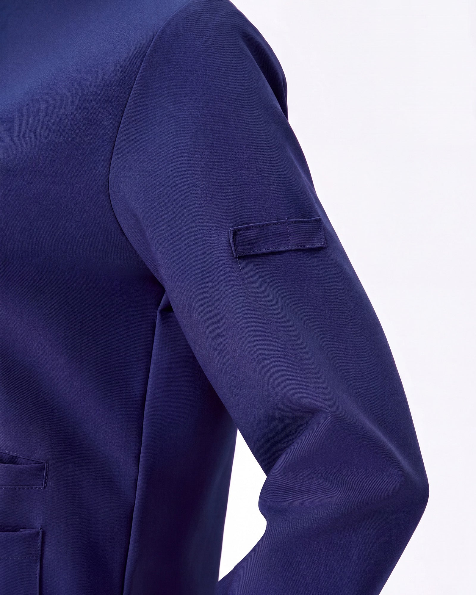 Detalle etiqueta manga de la chaqueta azul marino