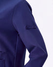 Detalle etiqueta manga de la chaqueta azul marino