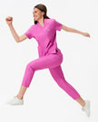 Top manga corta rosa baya con pantalones en movimiento
