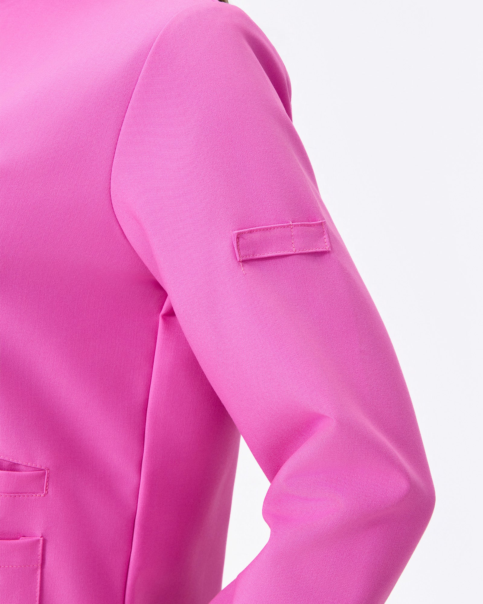 Detalle etiqueta manga de la chaqueta rosa baya