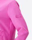 Detalle etiqueta manga de la chaqueta rosa baya
