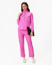 Uniforme médico rosa baya profesional con estetoscopio