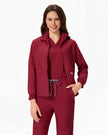 Chaqueta vino medio abierta sobre top interior