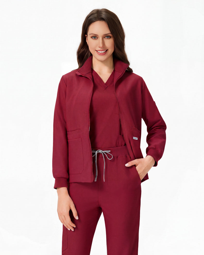 Chaqueta vino medio abierta sobre top interior