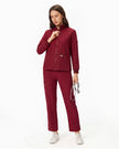 Uniforme médico vino profesional con estetoscopio
