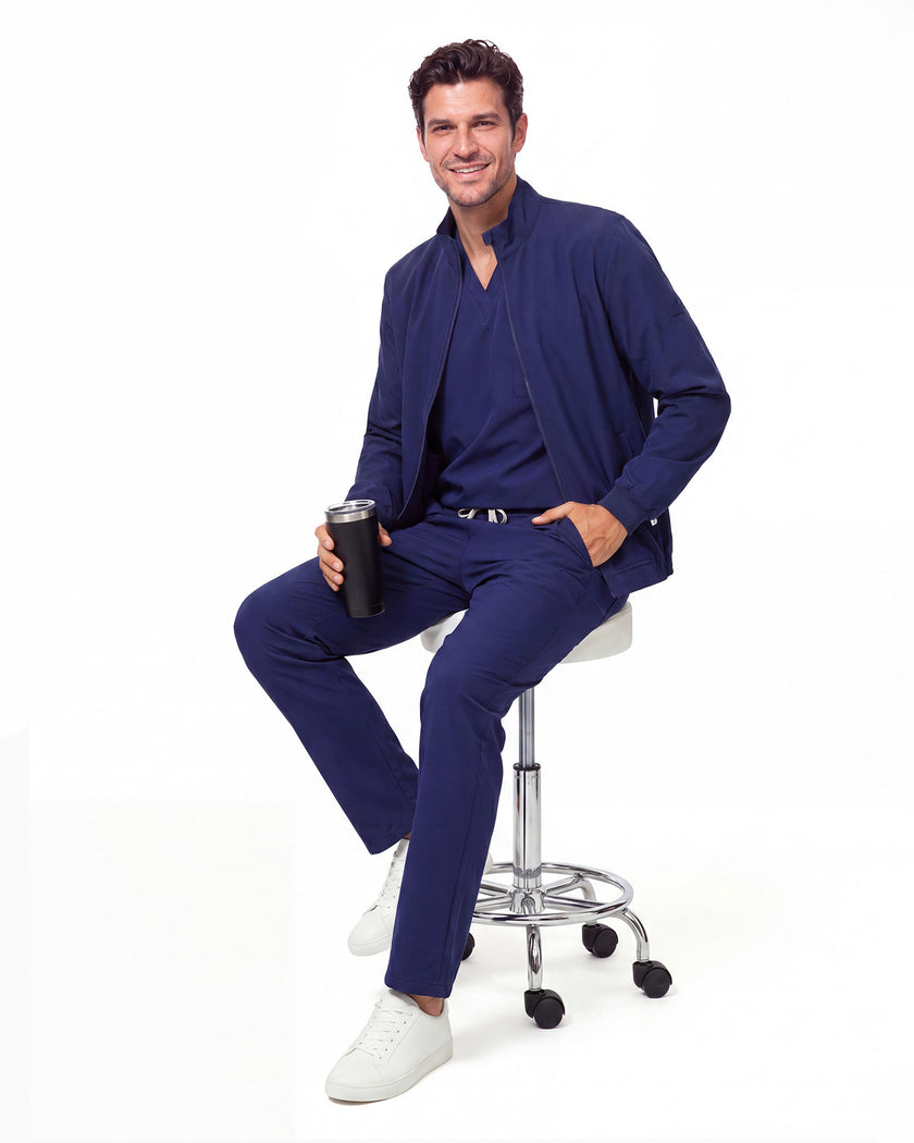 JelriSoFit set quirúrgico de 3 piezas para hombre Azul Marino, modelo sentado