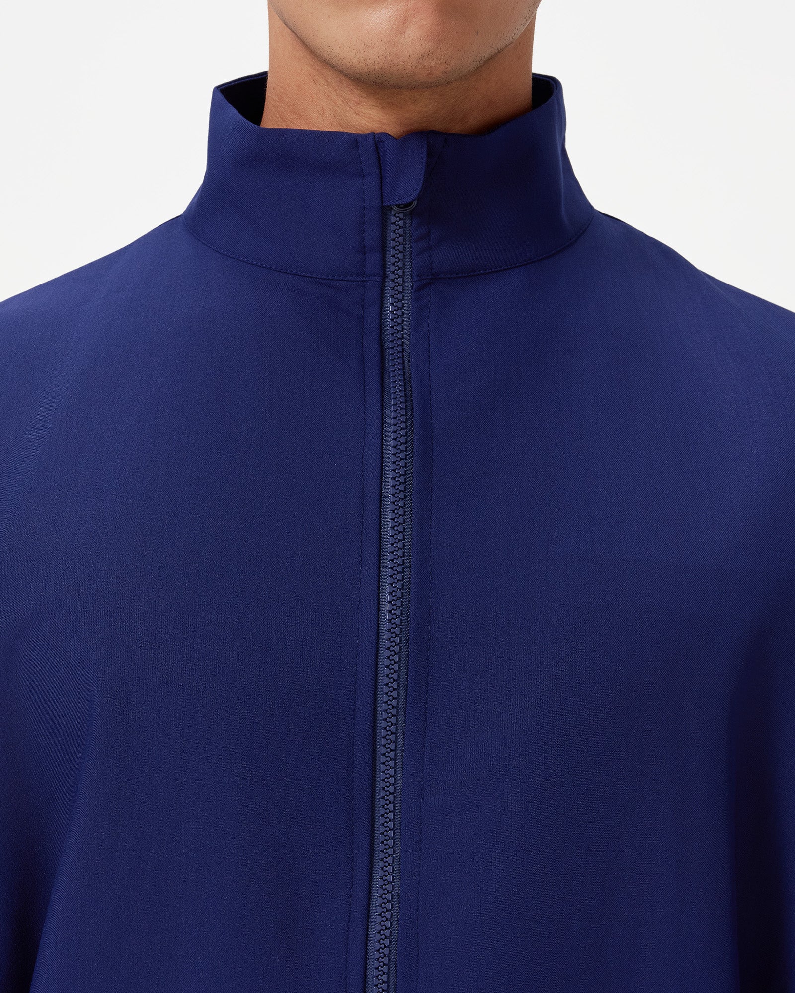 JelriSoFit set quirúrgico de 3 piezas para hombre Azul Marino, detalle del cuello de la chaqueta