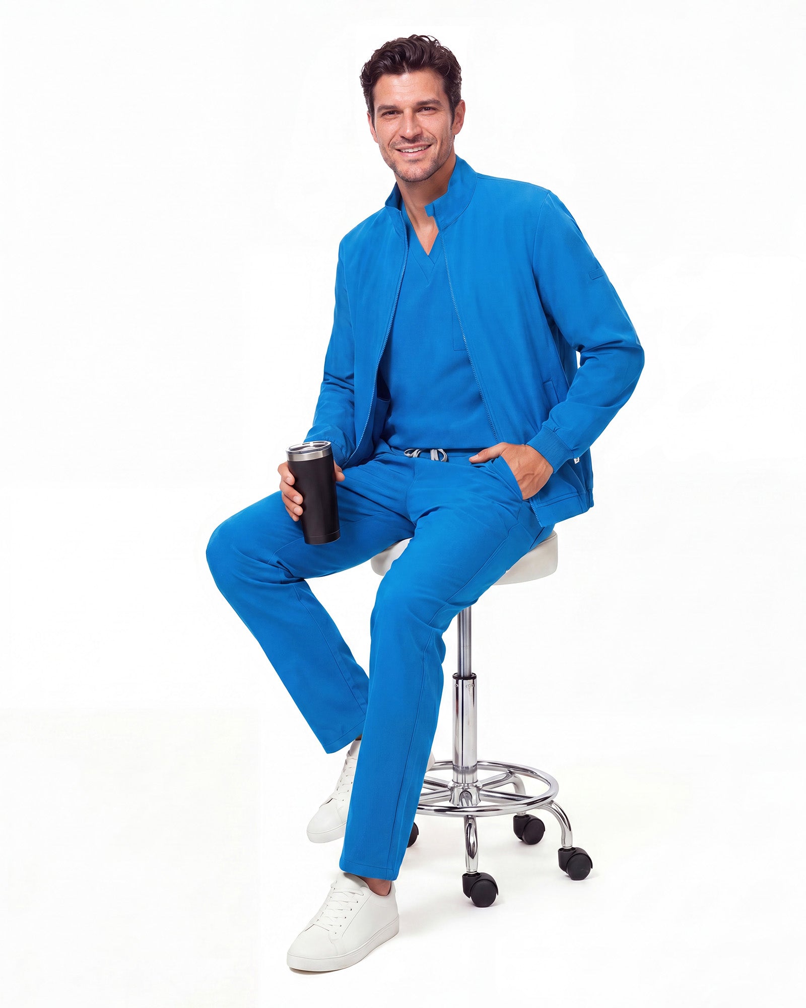 JelriSoFit set quirúrgico de 3 piezas para hombre Azul Prusia, modelo sentado