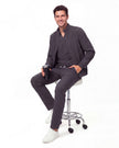 JelriSoFit set quirúrgico de 3 piezas para hombre Gris Carbón, modelo sentado