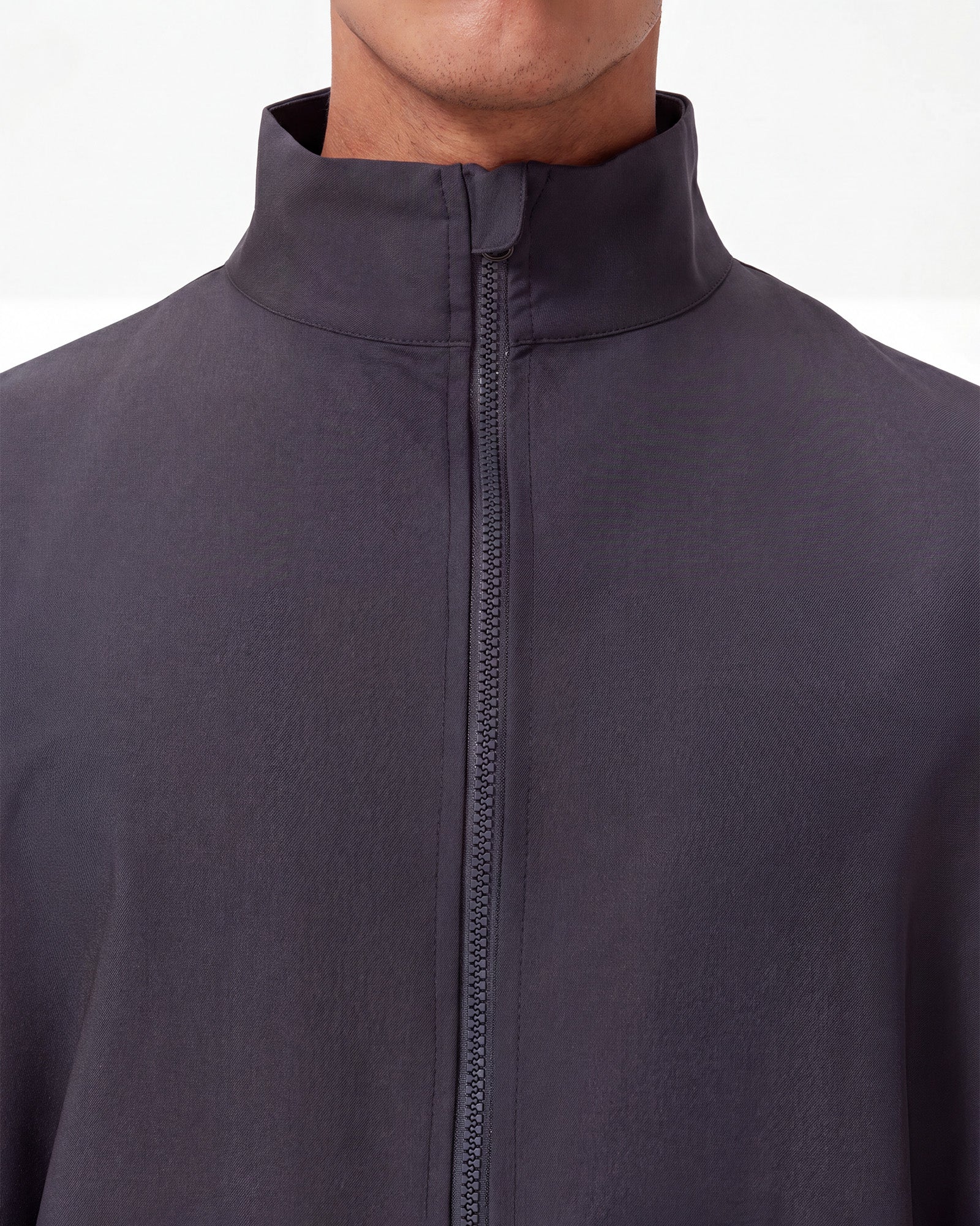JelriSoFit set quirúrgico de 3 piezas para hombre Gris Carbón, detalle del cuello de la chaqueta