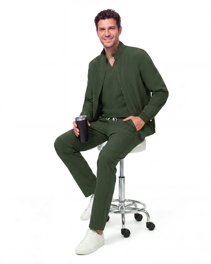 JelriSoFit set quirúrgico de 3 piezas para hombre Verde Musgo, modelo sentado