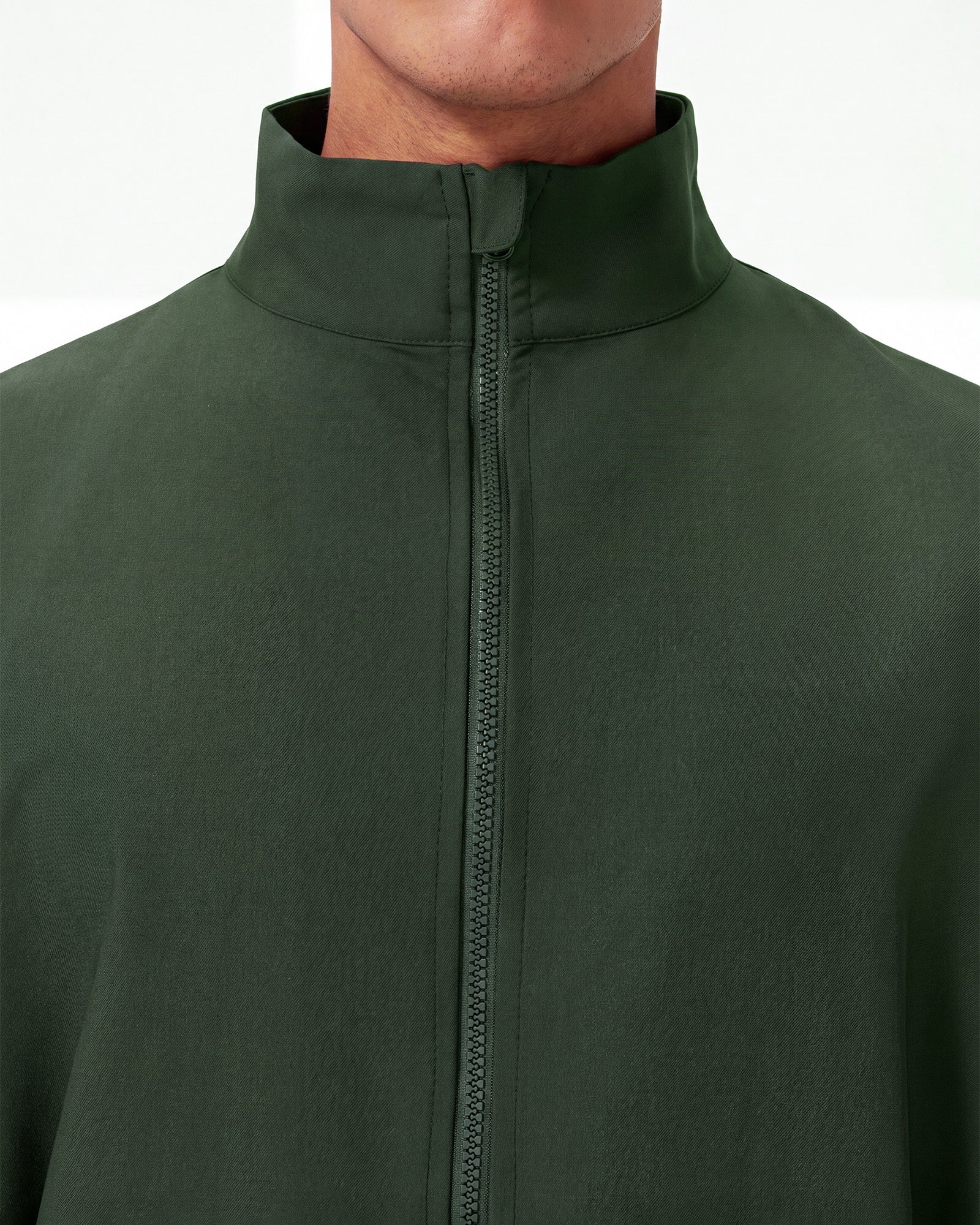 JelriSoFit set quirúrgico de 3 piezas para hombre Verde Musgo, detalle del cuello de la chaqueta